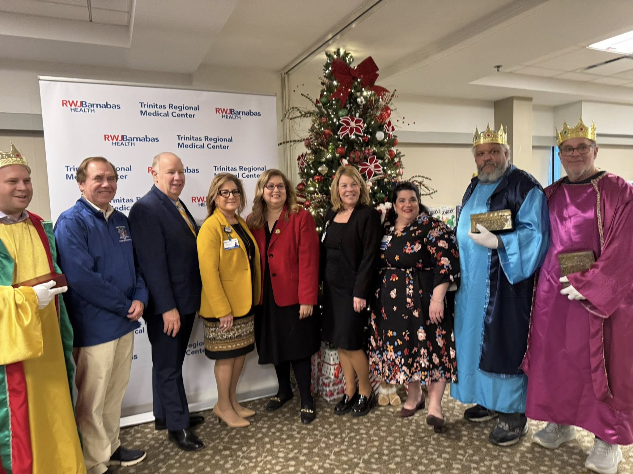 Elizabeth , New Jersey . La asambleísta Annette Quijano fue anfitriona recientemente de la 16.ª Celebración Anual del Día de los Reyes Magos en Trinitas Regional Medical Center.